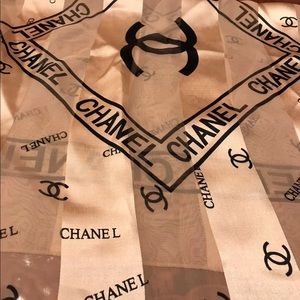 Chanel scarf very beautiful... vintage 80”